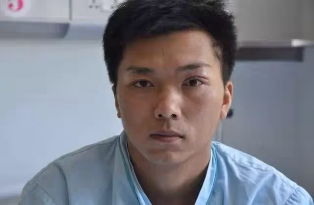 六歲男孩被單親父親送人，十八年後獨自找回老家，推開家門愣了