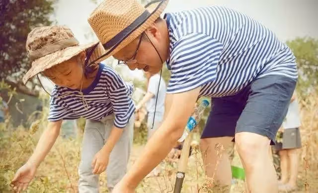六歲男孩被單親父親送人，十八年後獨自找回老家，推開家門愣了