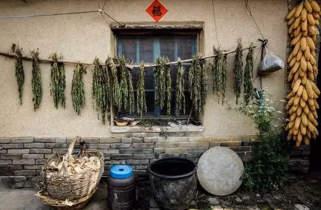 六歲男孩被單親父親送人，十八年後獨自找回老家，推開家門愣了