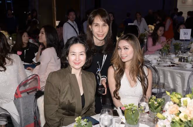 何倩珩和舅舅何猷君露面,小姨何超欣也一起在國外同游