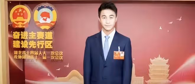 何倩珩和舅舅何猷君露面,小姨何超欣也一起在國外同游