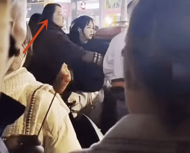主持人田園拉偏架原因曝光,眼鏡女疑是同事老婆,曾暴打白衣男子