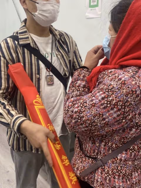 主持人田園拉偏架原因曝光,眼鏡女疑是同事老婆,曾暴打白衣男子