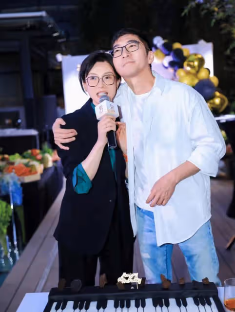 陳數生日獲老公夾菜被摟著許願,力破婚變傳聞,網傳第三者也在場