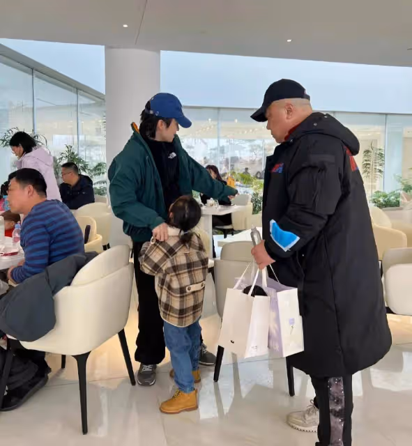 孫怡離婚後放飛自我，開500萬超跑高速兜風，車牌是自己名字拼音