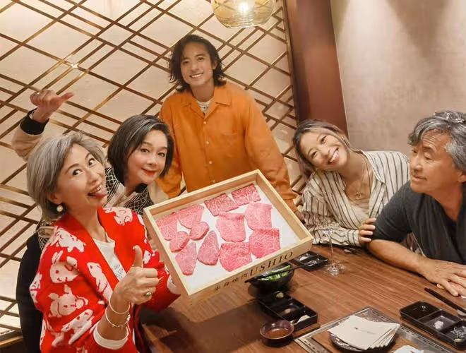 葉倩文為繼子慶生!吃烤肉喝紅酒太愜意,林子祥38歲兒子很帥氣