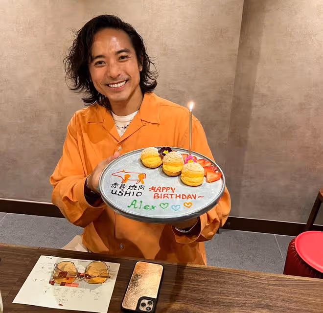 葉倩文為繼子慶生!吃烤肉喝紅酒太愜意,林子祥38歲兒子很帥氣