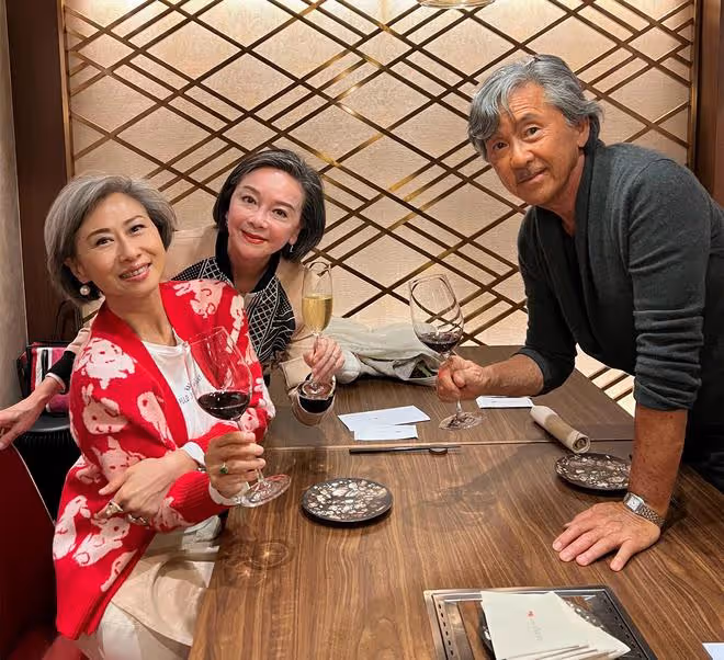 葉倩文為繼子慶生!吃烤肉喝紅酒太愜意,林子祥38歲兒子很帥氣
