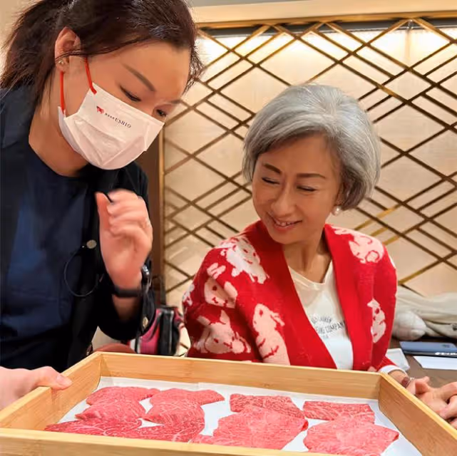 葉倩文為繼子慶生!吃烤肉喝紅酒太愜意,林子祥38歲兒子很帥氣