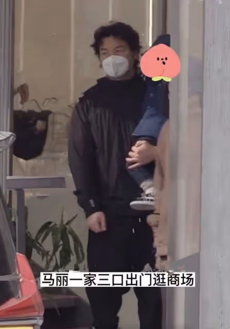 馬麗一家三口同框逛商場,小11歲老公像陳奕迅,2歲兒子秀氣可愛