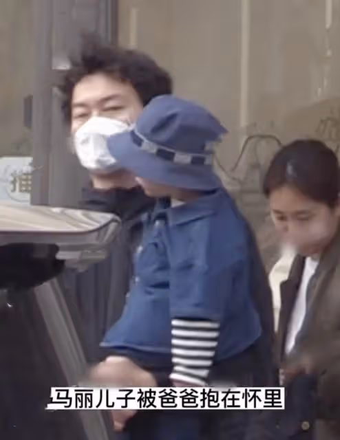 馬麗一家三口同框逛商場,小11歲老公像陳奕迅,2歲兒子秀氣可愛
