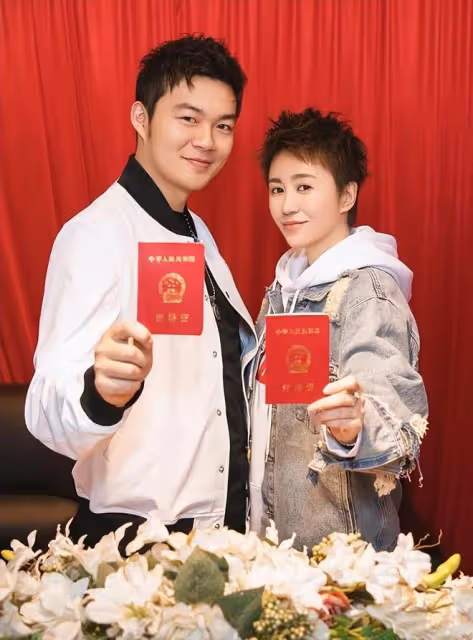 馬麗一家三口同框逛商場,小11歲老公像陳奕迅,2歲兒子秀氣可愛
