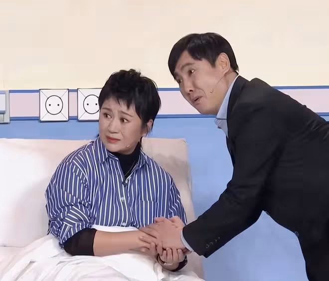 馬麗一家三口同框逛商場,小11歲老公像陳奕迅,2歲兒子秀氣可愛