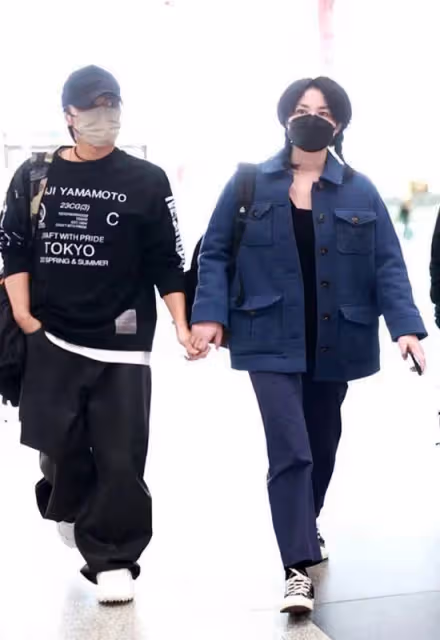 王菲謝霆鋒現身機場,十指緊扣大秀恩愛,「女強男弱」夢回23年前