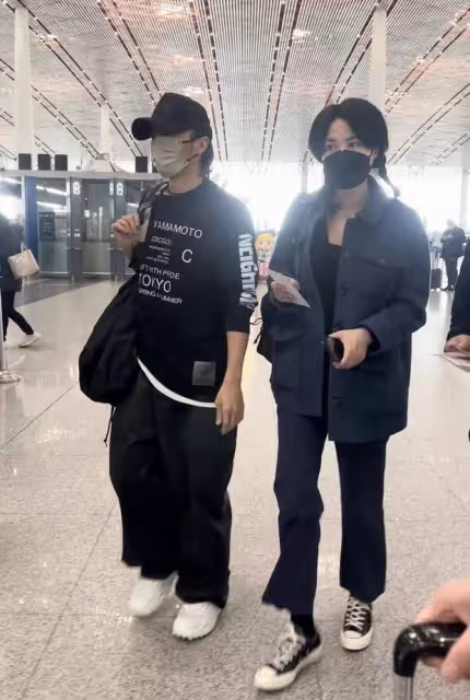 王菲謝霆鋒現身機場,十指緊扣大秀恩愛,「女強男弱」夢回23年前