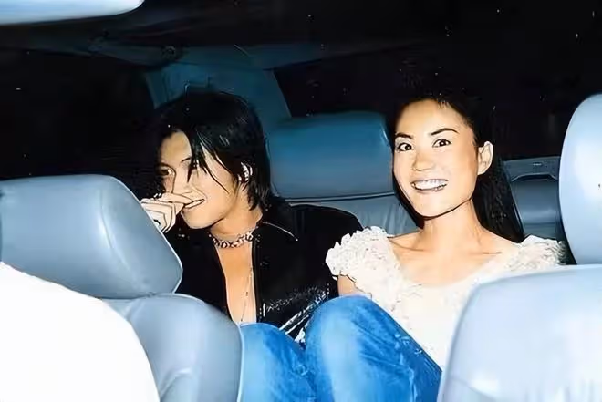 王菲謝霆鋒現身機場,十指緊扣大秀恩愛,「女強男弱」夢回23年前