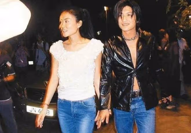 王菲謝霆鋒現身機場,十指緊扣大秀恩愛,「女強男弱」夢回23年前