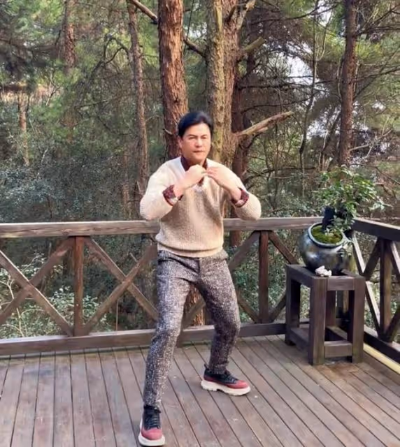 呂良偉練功動作吃力,皺紋暴露真實年齡,臉浮腫僵硬被指醫美過度