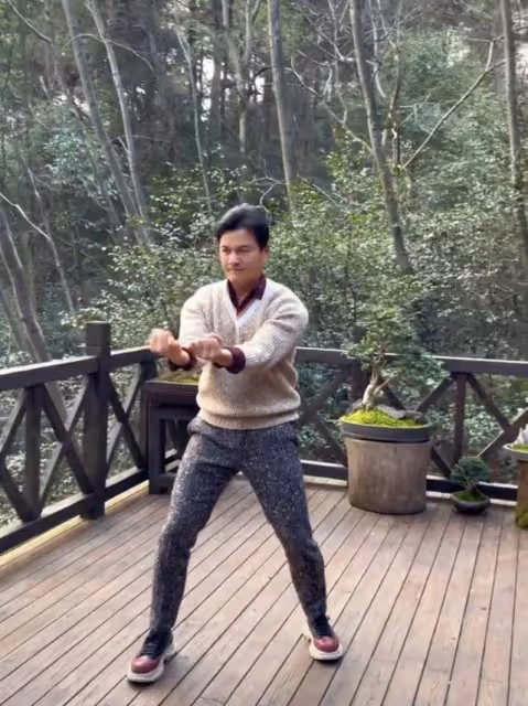 呂良偉練功動作吃力,皺紋暴露真實年齡,臉浮腫僵硬被指醫美過度
