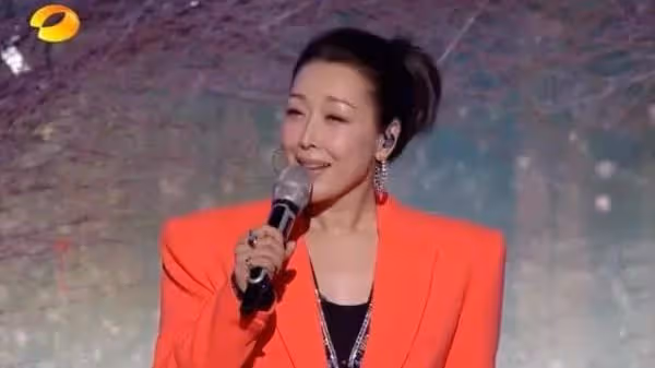 負債十幾萬唱火《祝你平安》，嫁豪門帶娃8年，50歲孫悅風韻猶存