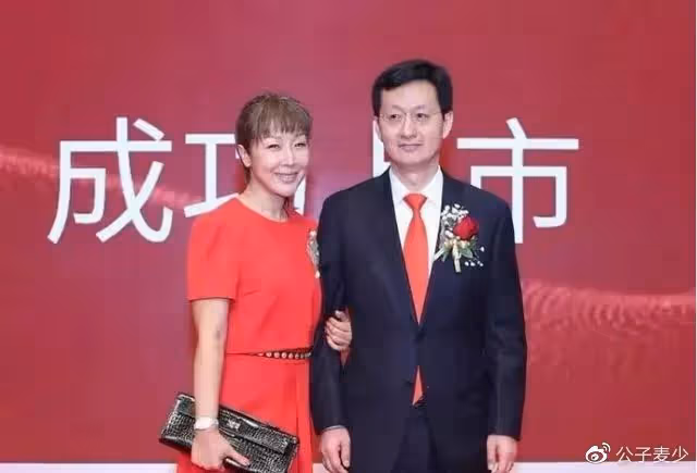 負債十幾萬唱火《祝你平安》,嫁豪門帶娃8年,50歲孫悅風韻猶存