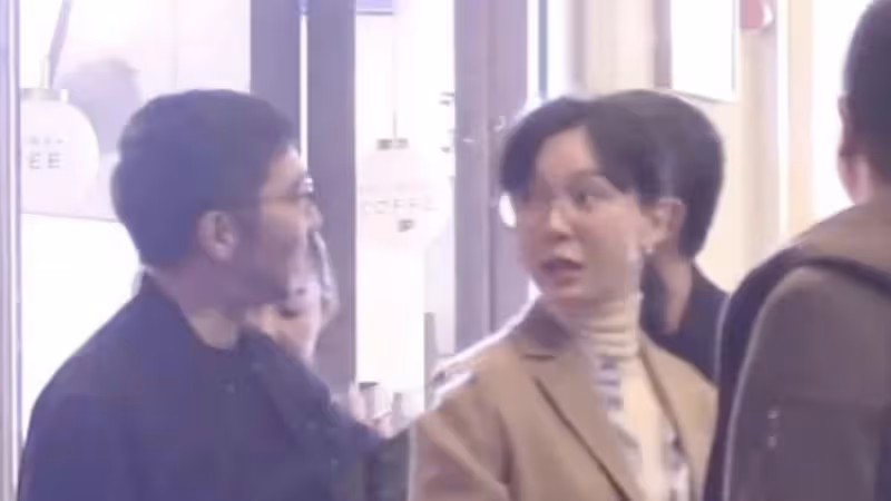 陳數生日聚餐，獲老公夾菜被摟著許願，力破婚變傳聞，網傳第三者也在
