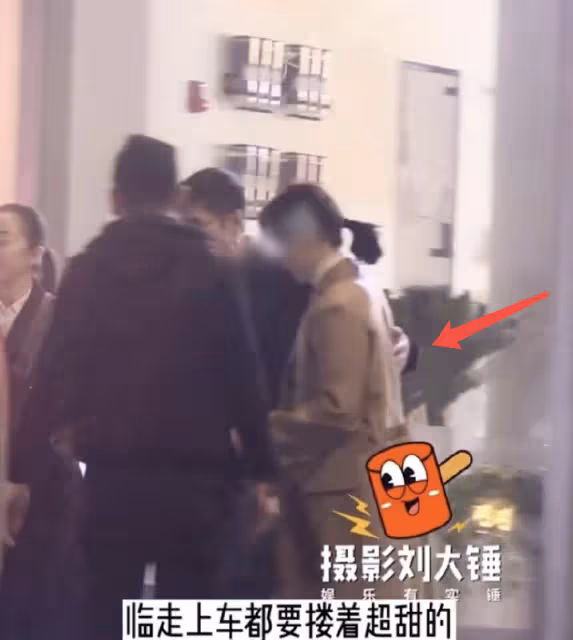 陳數生日聚餐,獲老公夾菜被摟著許願,力破婚變傳聞,網傳第三者也在
