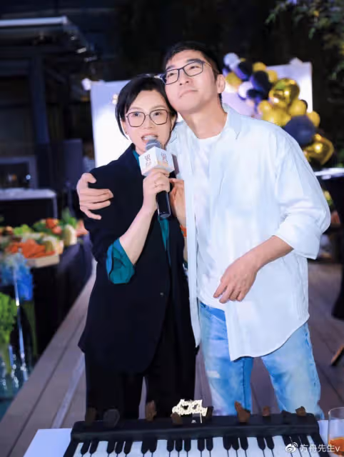 陳數生日聚餐,獲老公夾菜被摟著許願,力破婚變傳聞,網傳第三者也在
