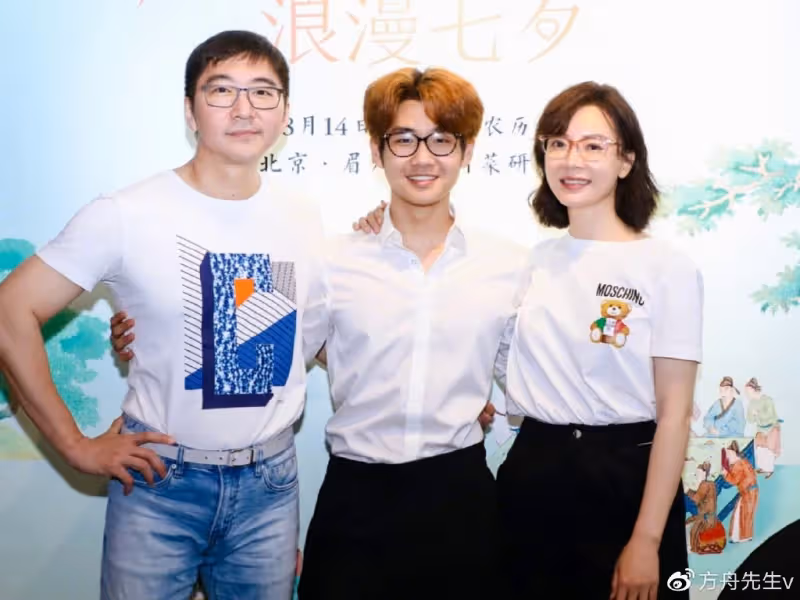 陳數生日聚餐,獲老公夾菜被摟著許願,力破婚變傳聞,網傳第三者也在