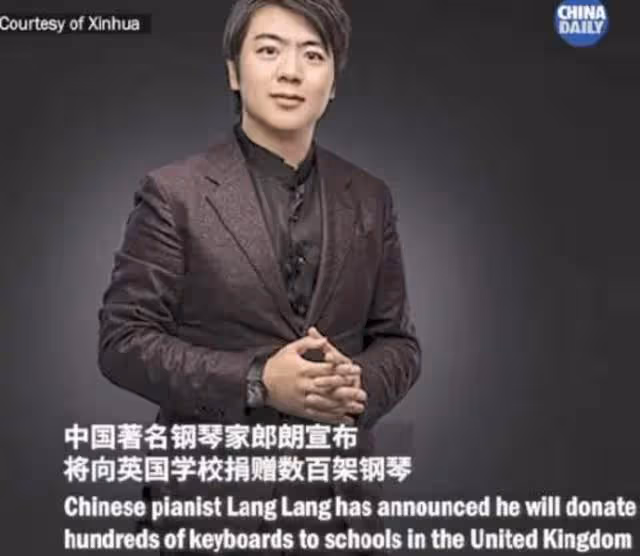 郎朗在倫敦火車站彈鋼琴!大量英國人圍觀影響秩序,遭嘲水平一般