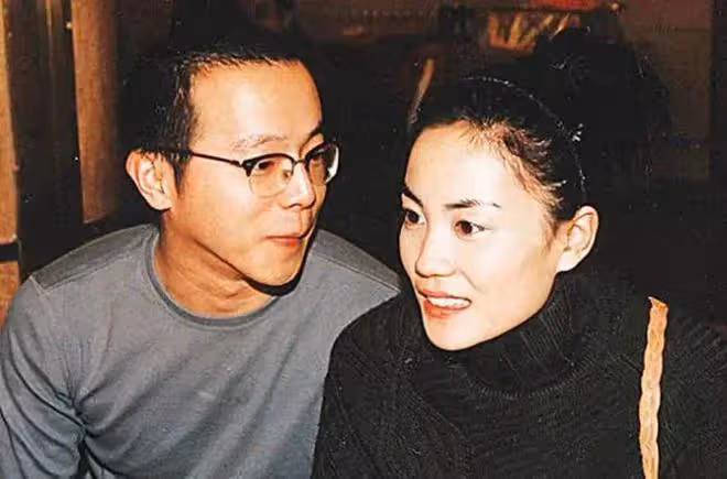 王菲謝霆鋒機場甜蜜牽手!謝霆鋒對王菲一直在書寫「嬌夫」文學