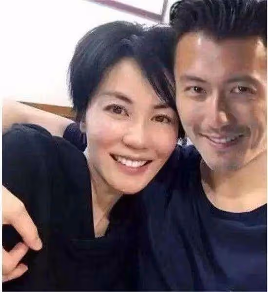 王菲謝霆鋒機場甜蜜牽手!謝霆鋒對王菲一直在書寫「嬌夫」文學