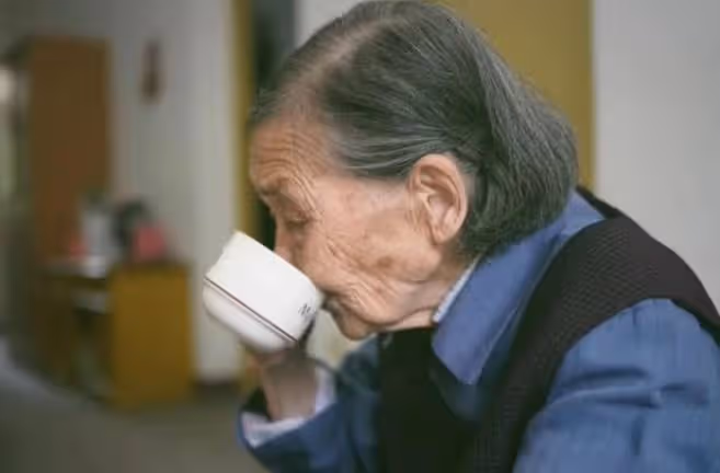 「廚房裡能做飯，房間能睡覺」94歲阿嬤極簡生活火了，堅持「斷舍離」，房間一塵不染，被34萬網友羨慕