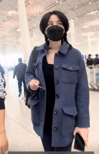 示威來了!先泄露隱私照再牽謝霆鋒現身,天后扎雙馬尾搖頭晃腦儼然是個小女人