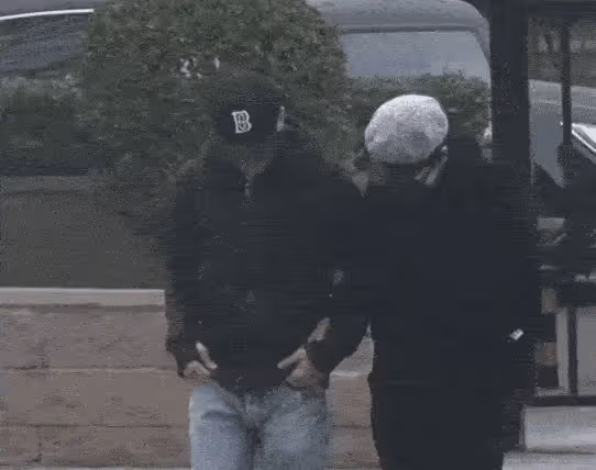 示威來了!先泄露隱私照再牽謝霆鋒現身,天后扎雙馬尾搖頭晃腦儼然是個小女人
