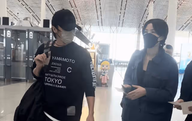53歲王菲與42歲謝霆鋒牽手亮相,評論區「翻車」,嘲諷多祝福少