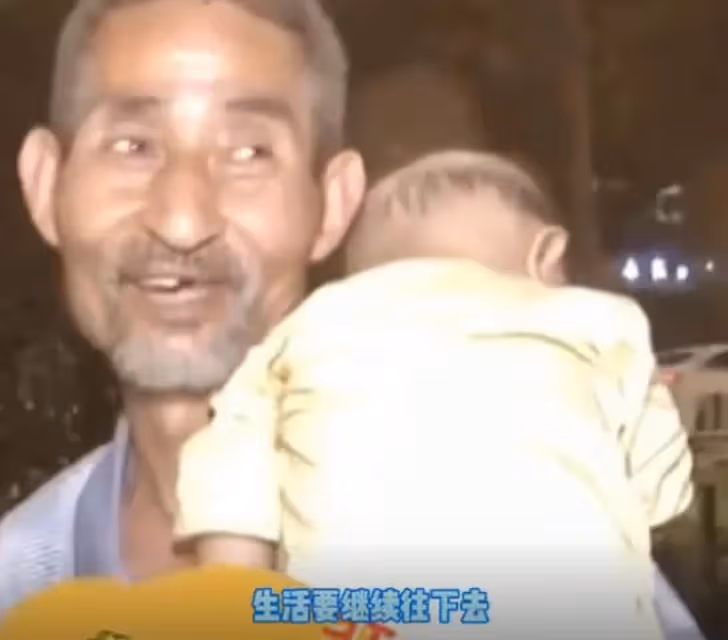 七旬老翁看到流浪孕婦翻垃圾吃,不忍「好心帶回家照顧」 揹嬰拾荒「堅持照顧陌生母子」無數人感動:我不能見死不救!