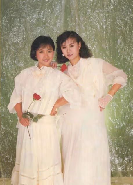 59歲李碧華退出演藝圈27年,「賢妻良母近照曝光」古典美氣質猶存,住上億豪宅仍節儉:老車開10多年