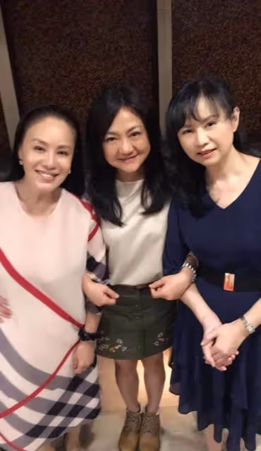 59歲李碧華退出演藝圈27年，「賢妻良母近照曝光」古典美氣質猶存，住上億豪宅仍節儉：老車開10多年