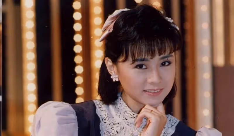 59歲李碧華退出演藝圈27年，「賢妻良母近照曝光」古典美氣質猶存，住上億豪宅仍節儉：老車開10多年