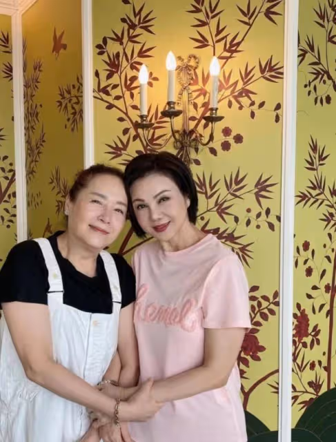 罕曬母女合照!65歲港星經歷2段婚姻如今單身,接受女兒是同性戀