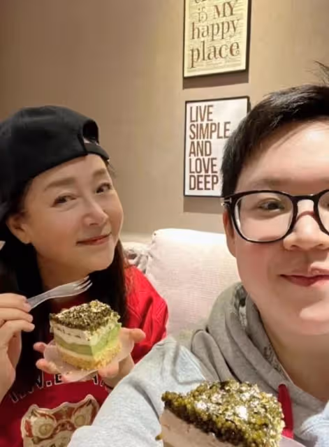 罕曬母女合照!65歲港星經歷2段婚姻如今單身,接受女兒是同性戀