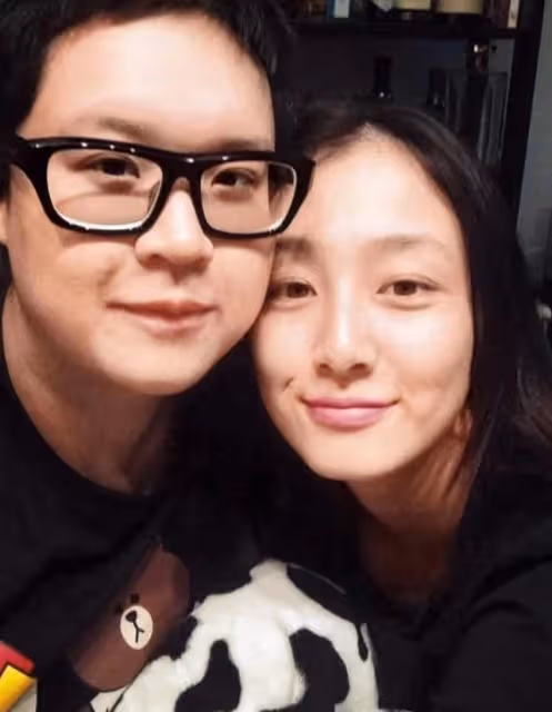 罕曬母女合照!65歲港星經歷2段婚姻如今單身,接受女兒是同性戀
