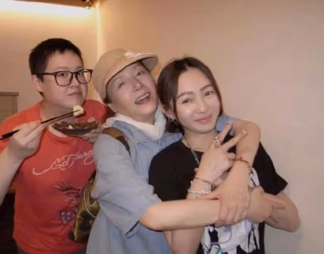 罕曬母女合照!65歲港星經歷2段婚姻如今單身,接受女兒是同性戀