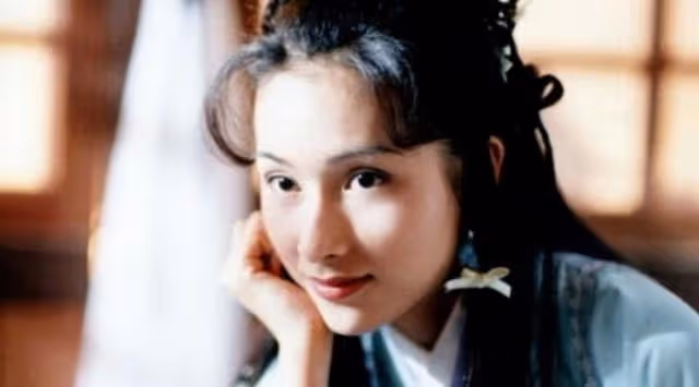 魅力不減！49歲前知名亞姐近況曝光，曾誤當小三遭正印當眾掌摑