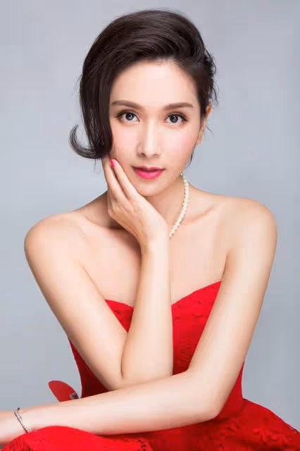 魅力不減！49歲前知名亞姐近況曝光，曾誤當小三遭正印當眾掌摑