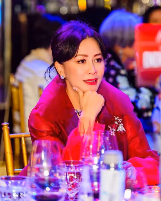 李嘉誠知己周凱旋出席晚宴，與劉嘉玲同框氣質不輸，葉倩文也在場