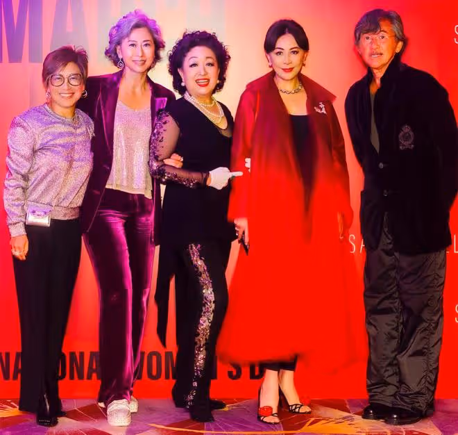 李嘉誠知己周凱旋出席晚宴，與劉嘉玲同框氣質不輸，葉倩文也在場