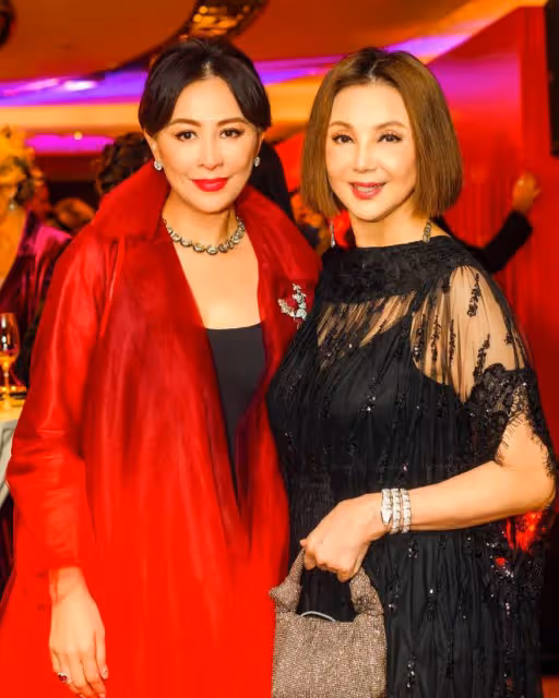 李嘉誠知己周凱旋出席晚宴，與劉嘉玲同框氣質不輸，葉倩文也在場