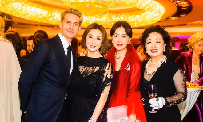 李嘉誠知己周凱旋出席晚宴，與劉嘉玲同框氣質不輸，葉倩文也在場